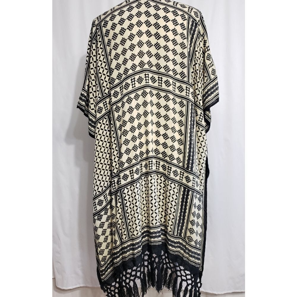 Extra Touch kimono - Picture 5 of 5